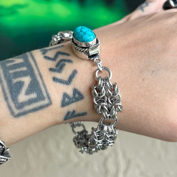 Maille stainless steel turquoise bracelet . Handmade chain & turquoise gem clasp - Picture 6 of 16